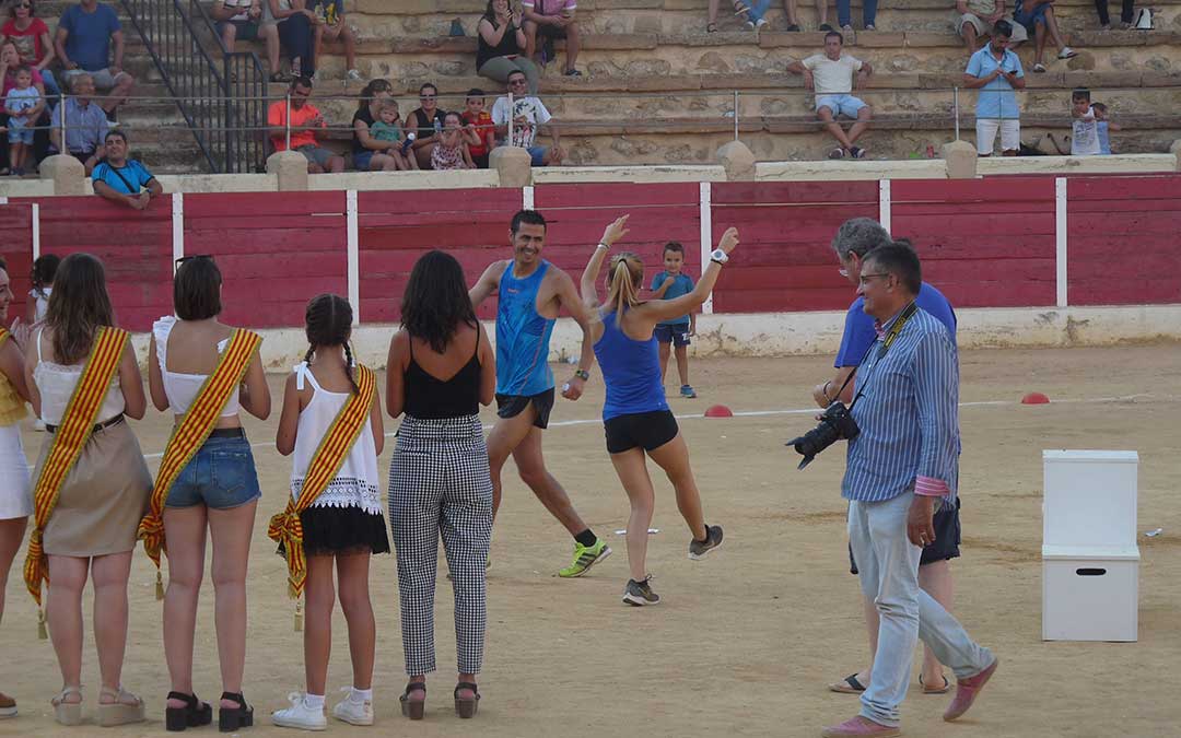 Los ganadores bailando la tradicional 'Jota de los pollos'./ A.M.