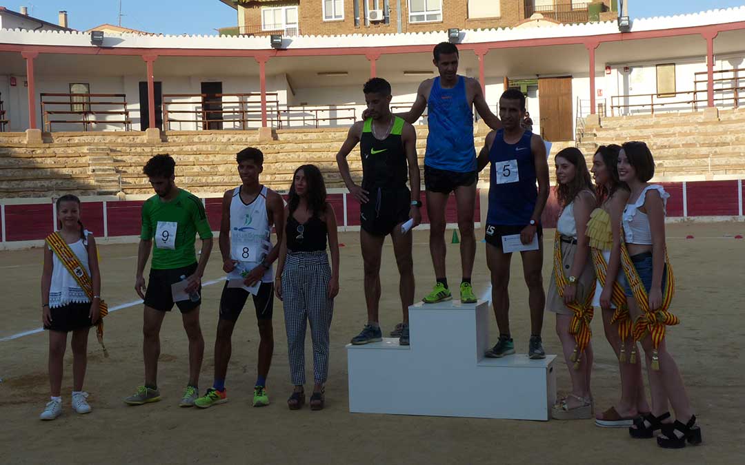 Los ganadores de la categoría absoluta masculina en el podio junto a las reinas./ A.M.