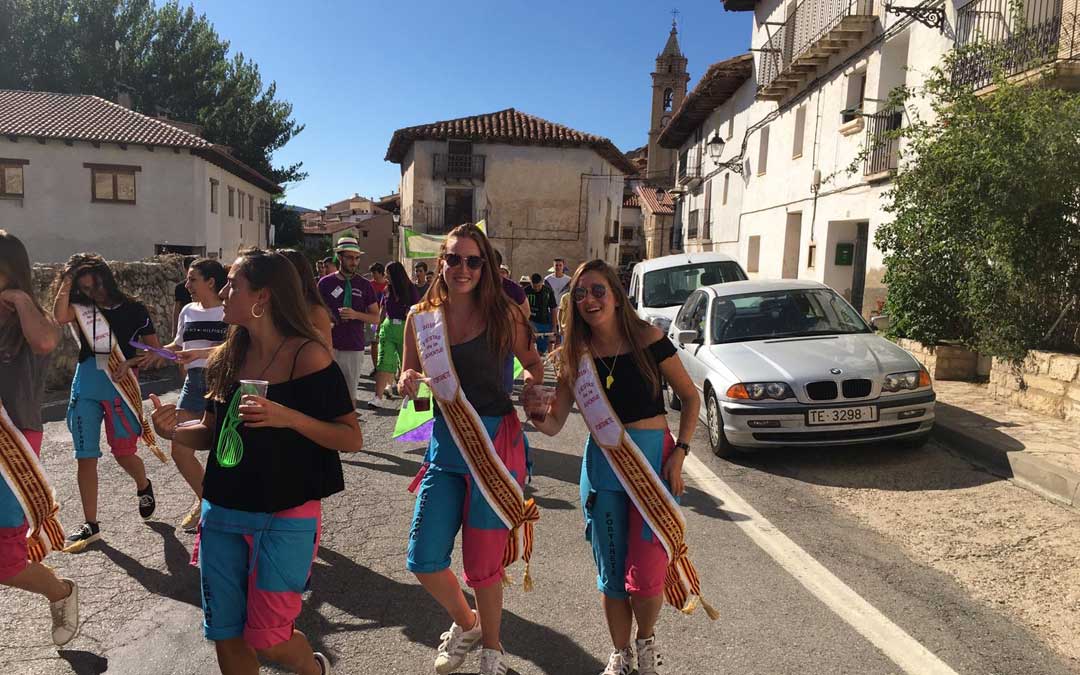 Algunas de las Damas de Honor durante la celebración del 50 aniversario de las Fiestas de la Juventud. // Javier Julve