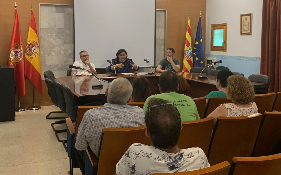 La alcaldesa de Albalate, Isabel Arnas, explicando a los comerciantes del municipio sus propuestas durante la reunión de este lunes// E.P