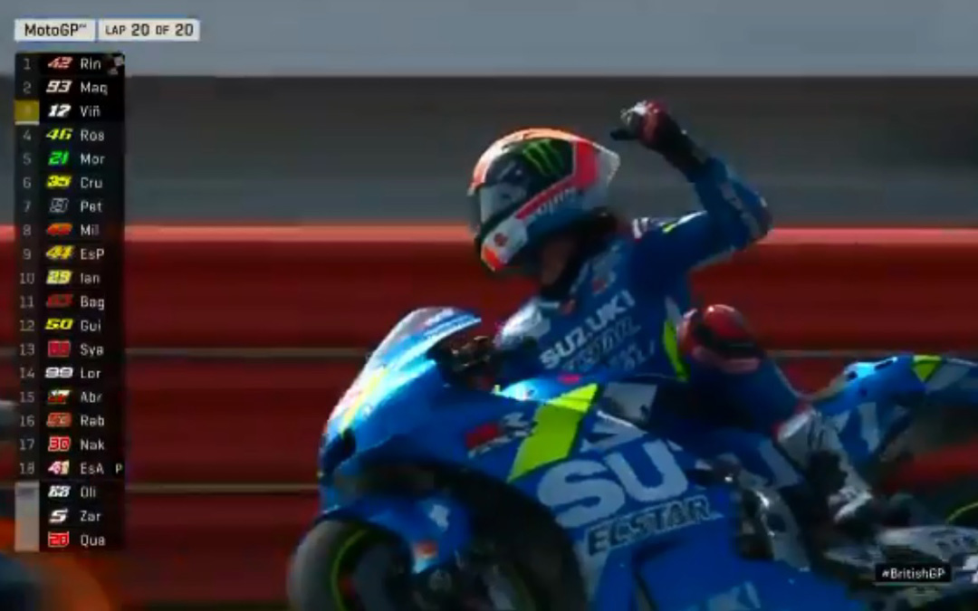 Rins celebra su trabajado triunfo en Silverstone.