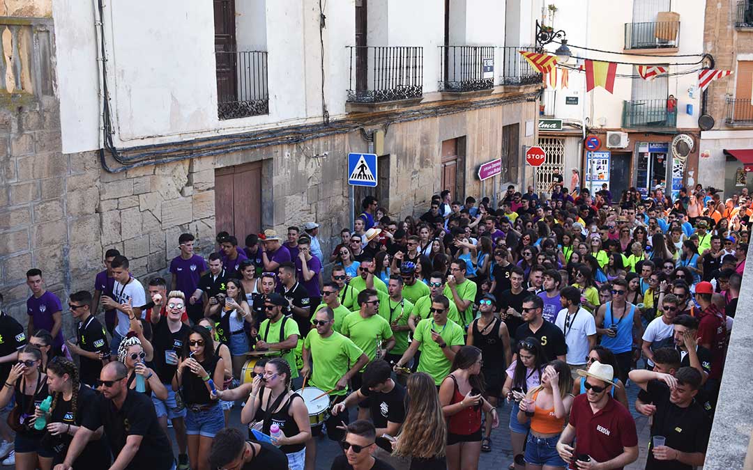 Peñistas durante la ronda este miércoles por la tarde.