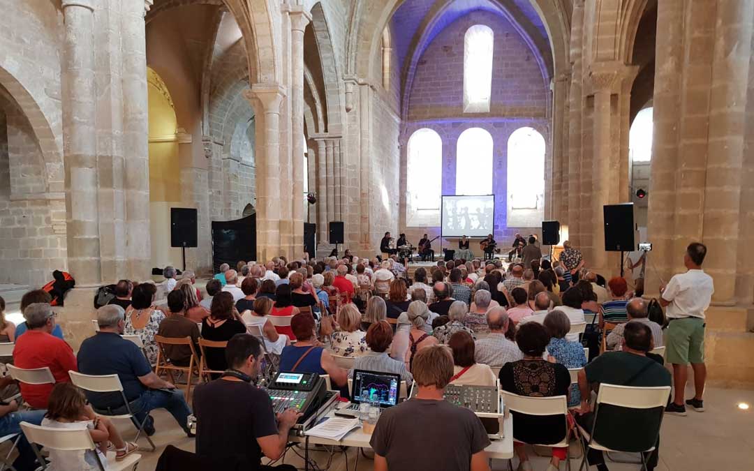 Lleno para disfrutar de la actuación de la tarde en el Monasterio de Rueda. / AAMR