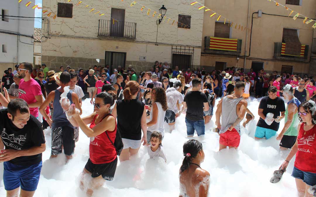 Fiesta de la espuma tras el chupinazo en Torrevelilla. / B. Severino