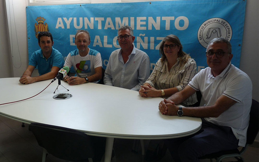 Los concejales, Kiko Lahoz y Susana Mene, junto a Chemi Sanz, del Tragamillas, y los patrocinadores durante la presentación de la competición