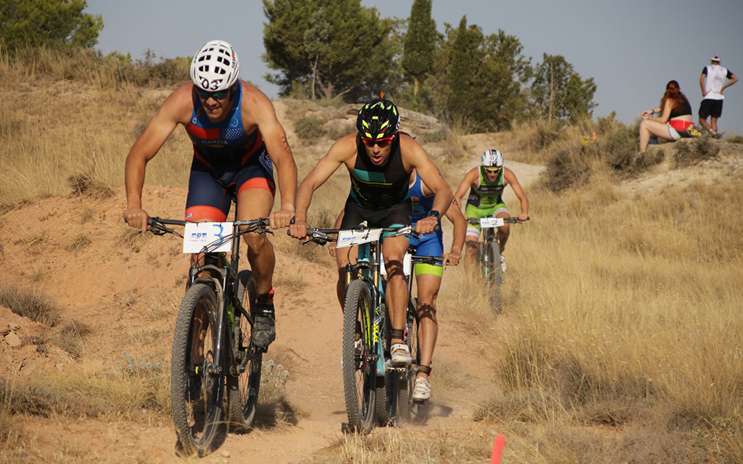Imagen del grupo de cabeza en el tramo ciclista. En segunda posición, y con el dorsal 4, el ganador del triatlón Aitor Abadías.