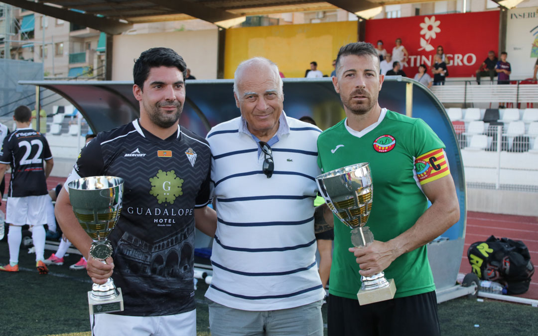 El presidente del Alcañiz, Miguel Ángel Domingo, junto a los capitanes del Alcañiz y Ascó