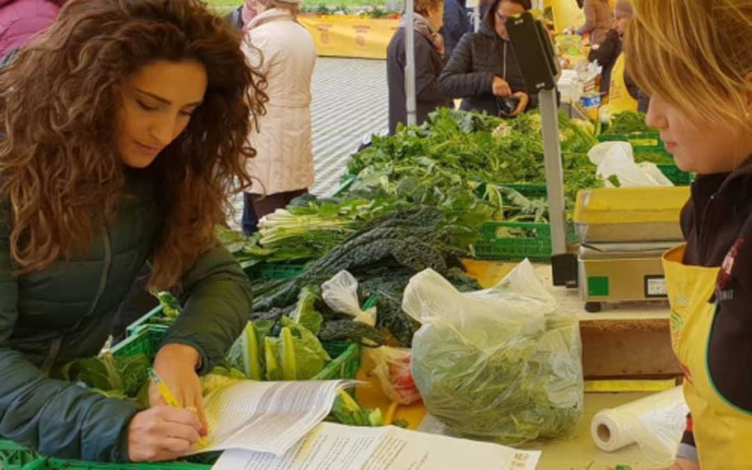 UPA recoge firmas por un etiquetado correcto de los alimentos