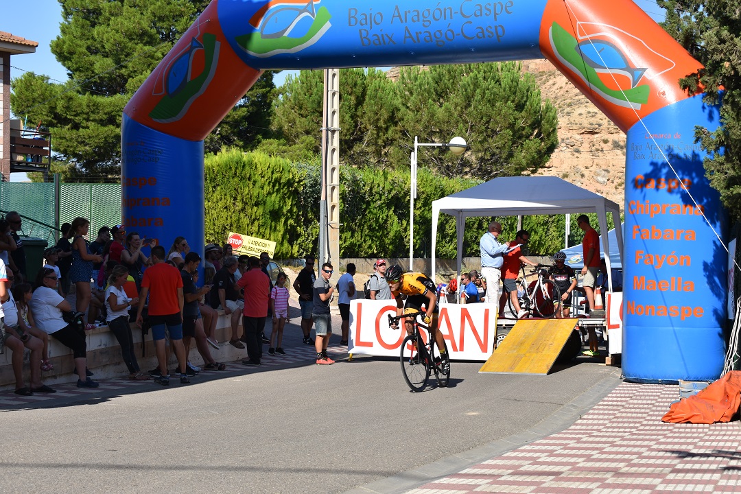 Uno de los 200 ciclistas en la salida de la Contrarreloj, en Chiprana