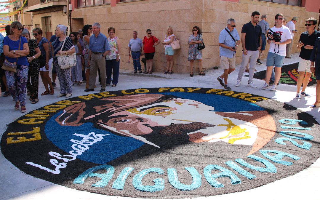 Este tapiz circular ha realizado un tributo a Labordeta en el centro del municipio aguavivano// E.P