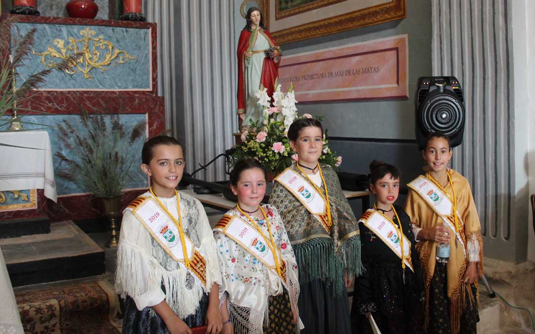 Las damas infantiles han estado presentes en la procesión y en la misa en honor a Santa Flora// E.P