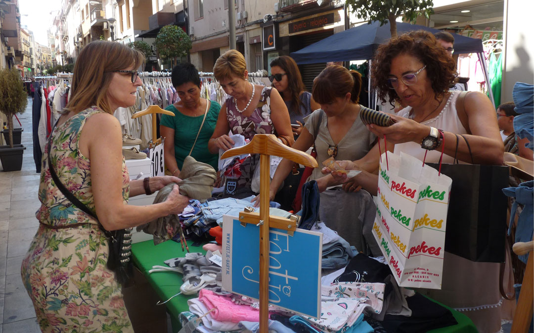 Los vecinos de Alcañiz han aprovechado el mercadillo de saldos para hacer compras// E.P