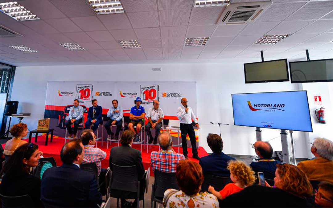 Alex Rins y Carmelo Ezpeleta, en el acto de conmemoración de los diez años de Motorland./ Agency Sport Media