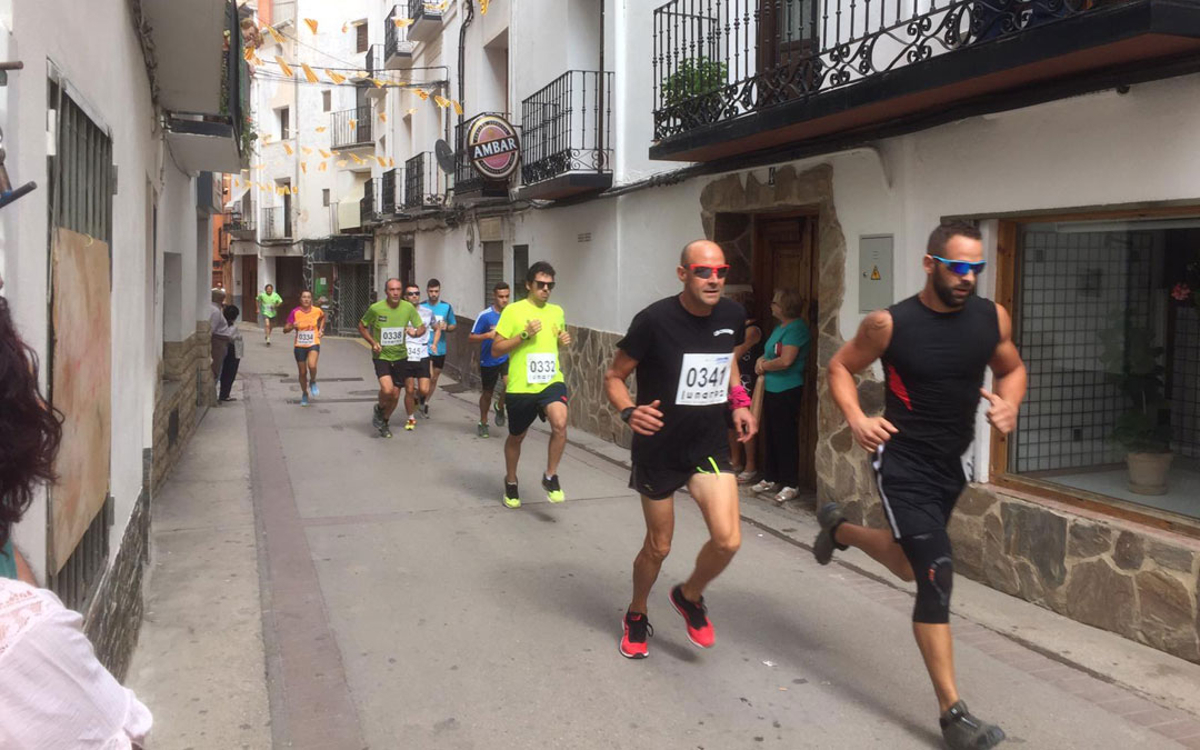 Un momento de la mítica Carrera del Encierre en las prefiestas de Albalate. / Mª José Serrano