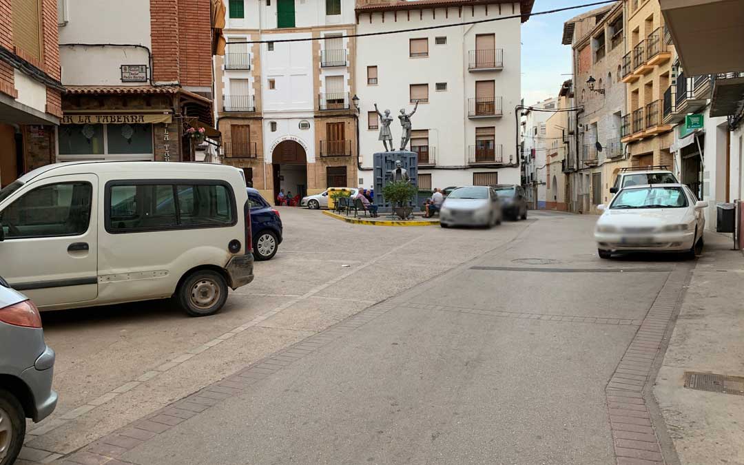 Vehículos en la plaza de la Jota