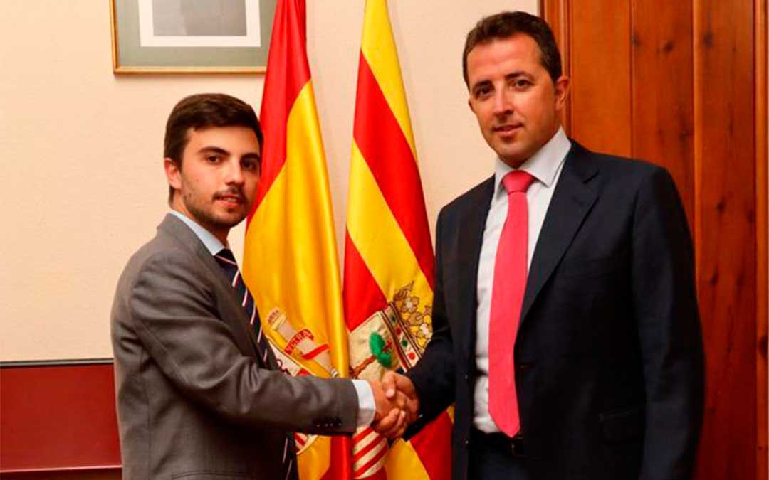 El concejal calandino Óscar Luengo junto a Alberto Herrero./ Ayto. de Calanda.