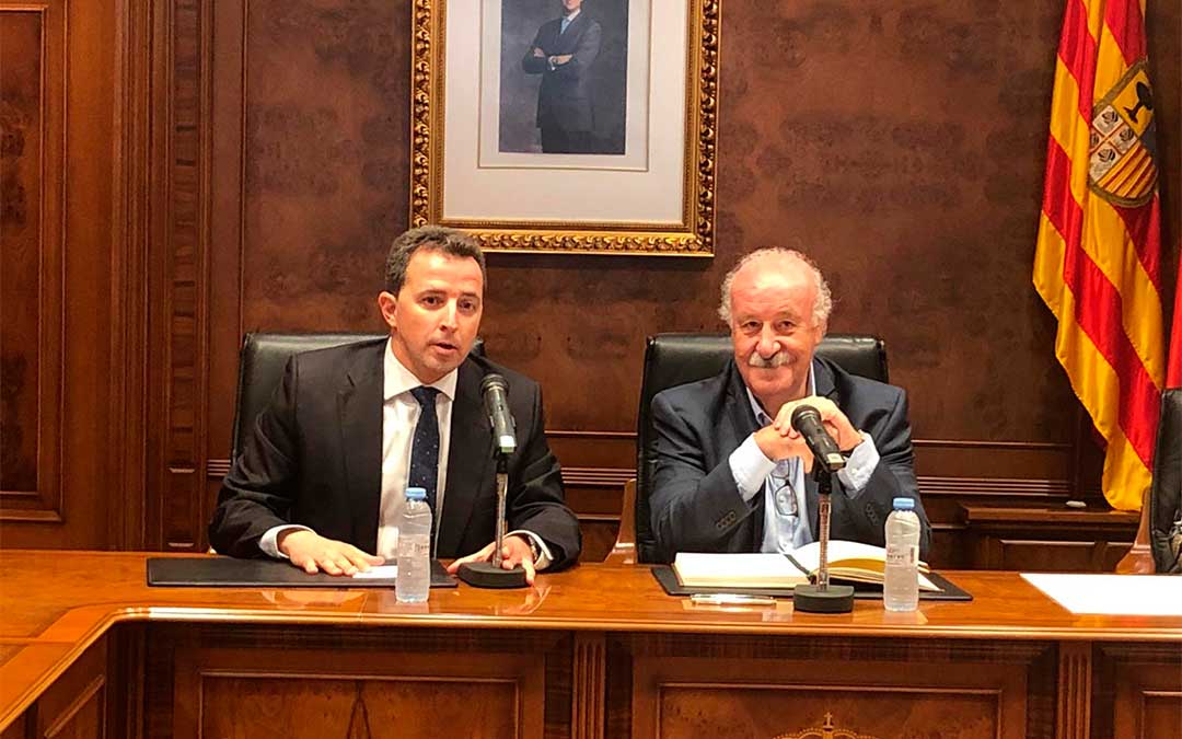 El alcalde de Calanda, Alberto Herrero, junto al ex seleccionador de fútbol de España, Vicente del Bosque, en Calanda./ Laura Castel.