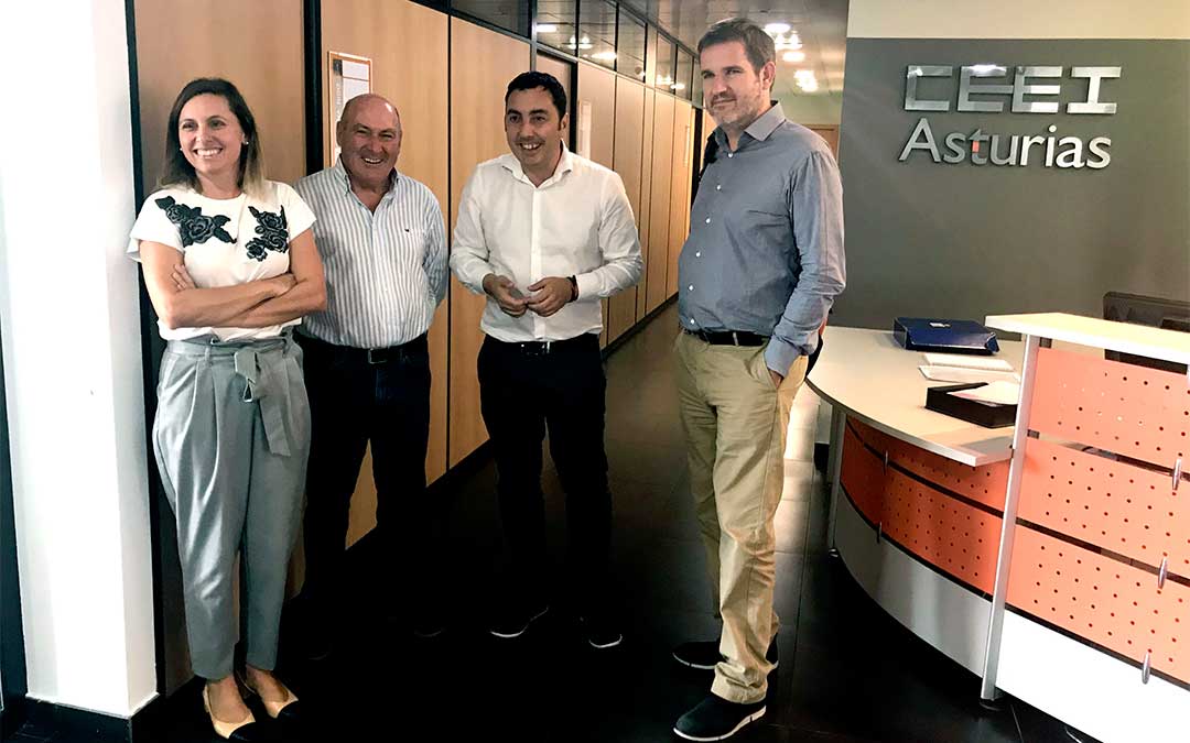 De izqda. a dcha., Cristina Fanjul -directora del CEEI-, José Ramón Fanjul –concejal de Llanera-, Gerardo Sanz e Ignacio Urquizu./ Ayuntamiento de Llanera