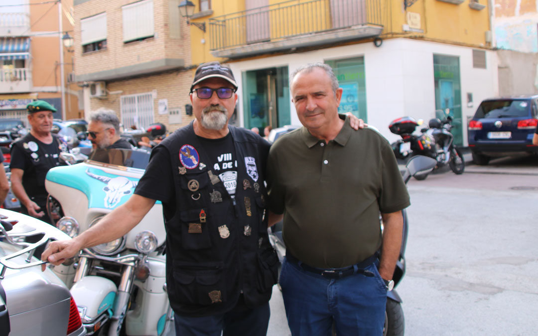 El presidente de Amics de la Moto de Reus y organizador de la Concentración, Luis Corteson, junto al alcalde de Nonaspe, Joaquín Llop.