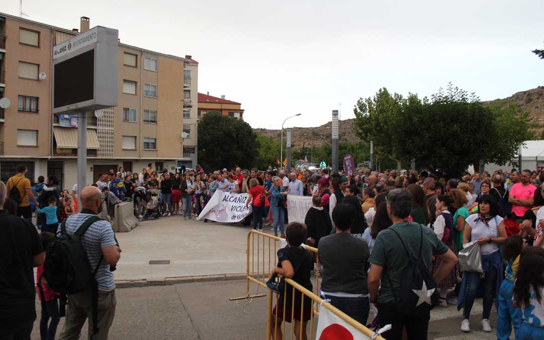 La concentración fue secundada por decenas de vecinos que mostraron su rechazo a toda violencia machista.