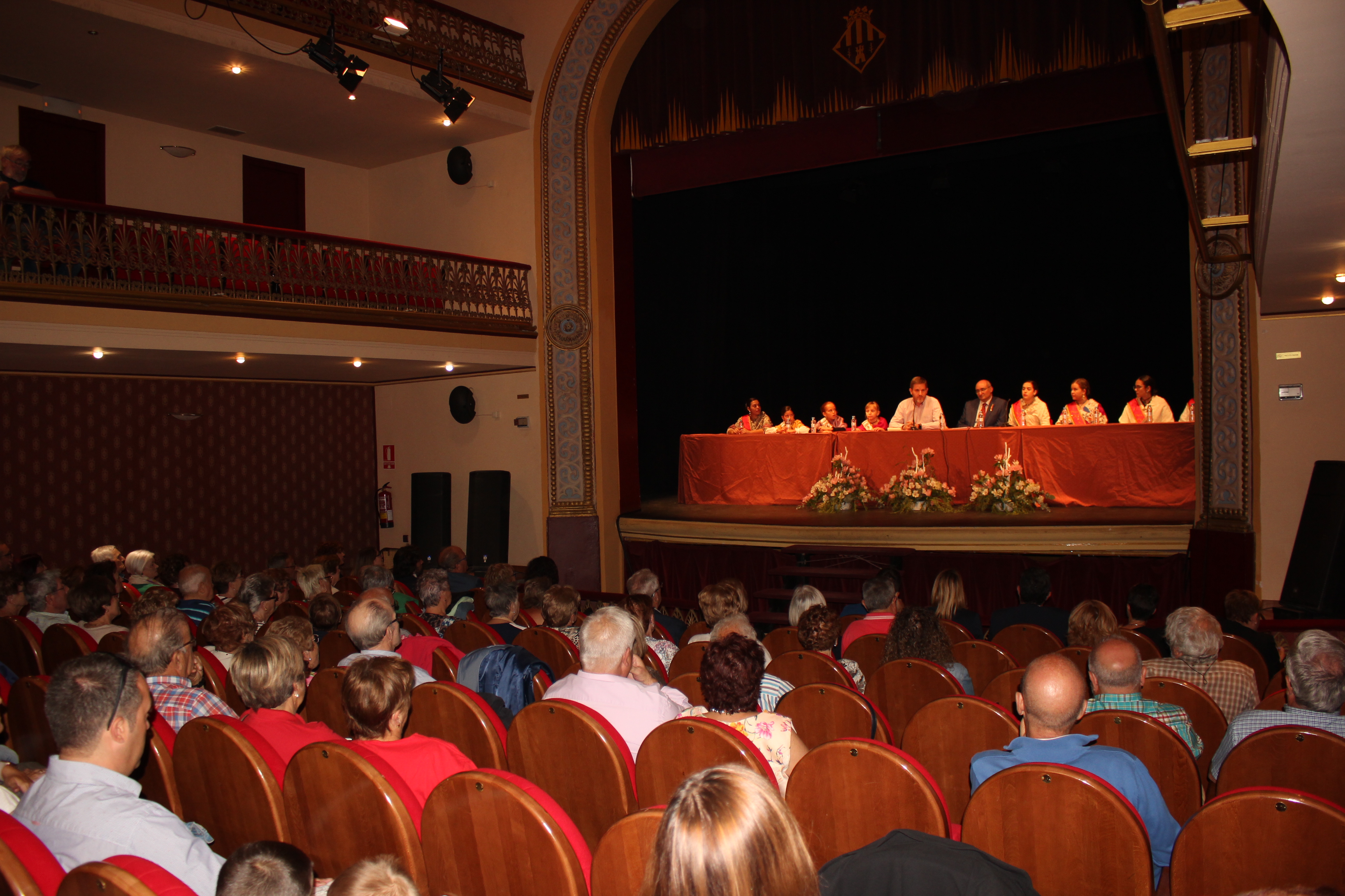 El alcalde Urquizu, el teniente alcalde Baigorri y las reinas este martes en el escenario del Teatro en el acto de los alcañizanos ausentes / L. Castel