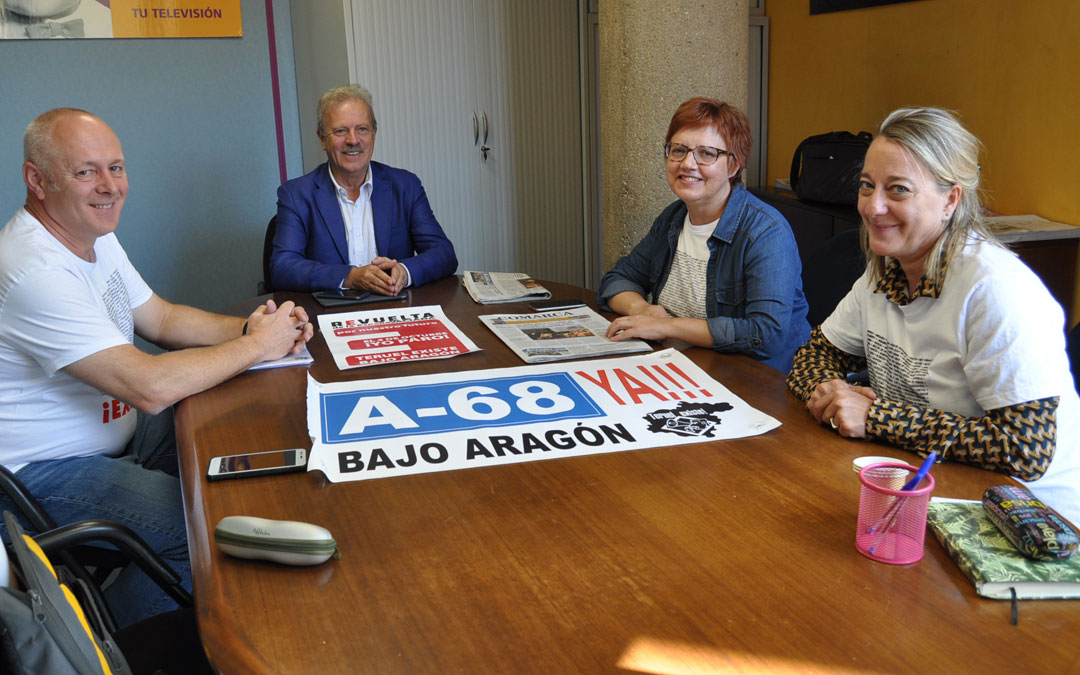 Campo Vidal, en el centro, con los miembros de Teruel Existe Bajo Aragón