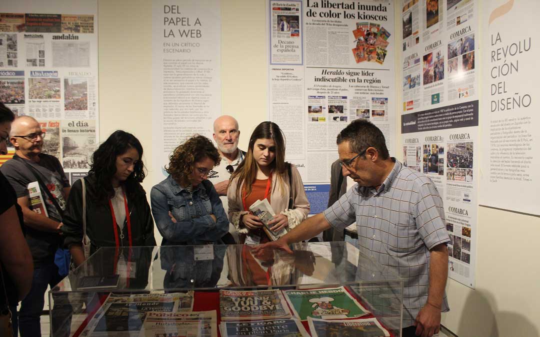 Pase de los integrantes del curso de Periodismo a 'De Gutenberg a Twitter'. / B. Severino