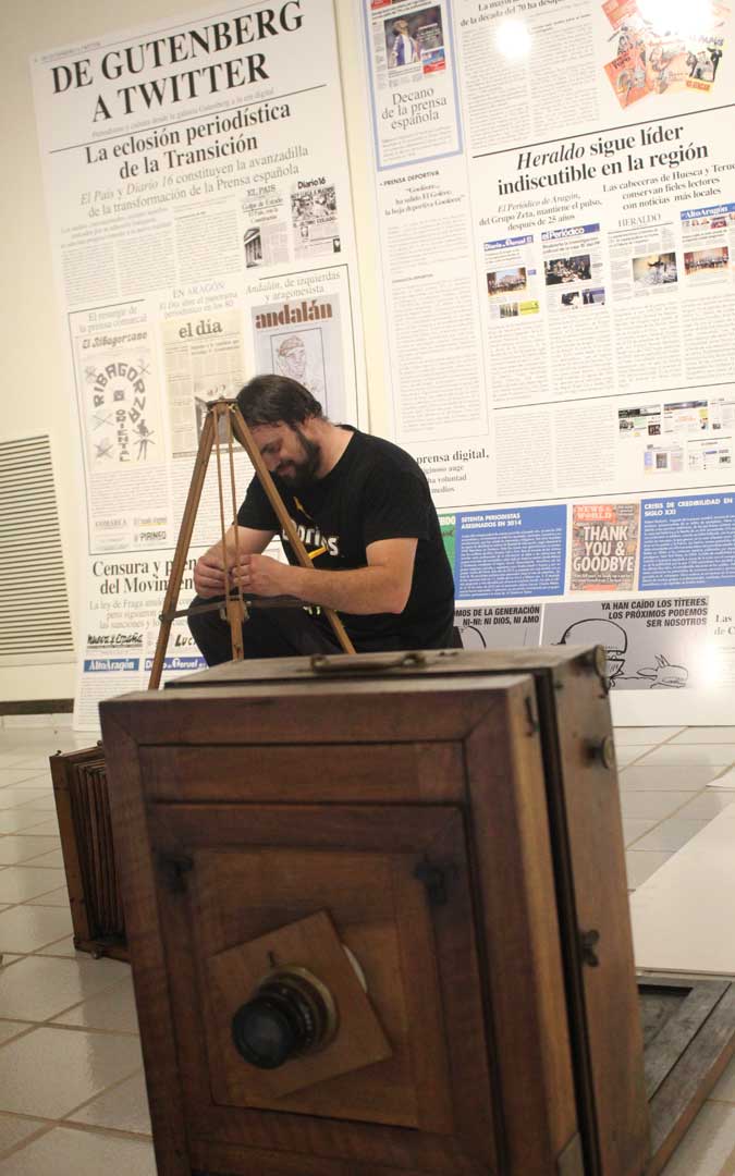 Carlos Marquina, ultimando la exposición de Alcañiz en la que aporta varias piezas. / B. Severino