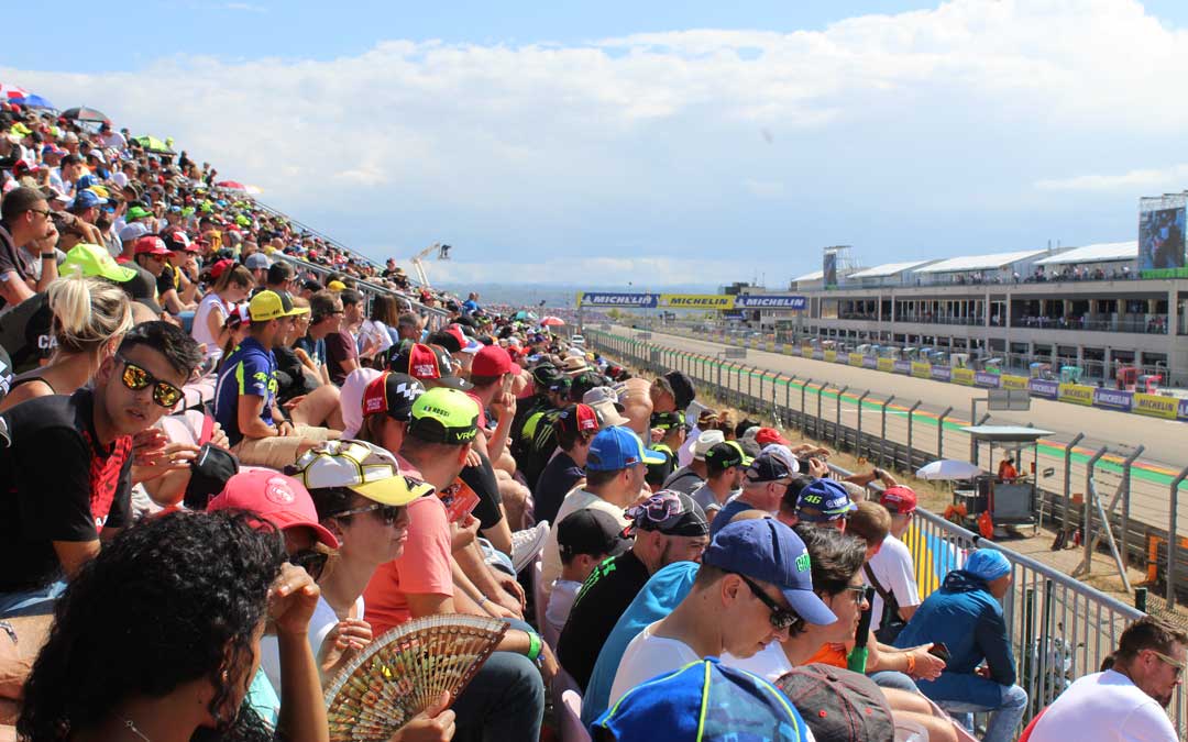 Abanicos y gorras para protegerse del sol el sábado de GP desde la Grada 1. / B. Severino