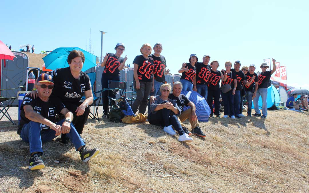 Fans del joven piloto valenciano, Álex Escrig, piloto de Rookies Cup. / B. Severino