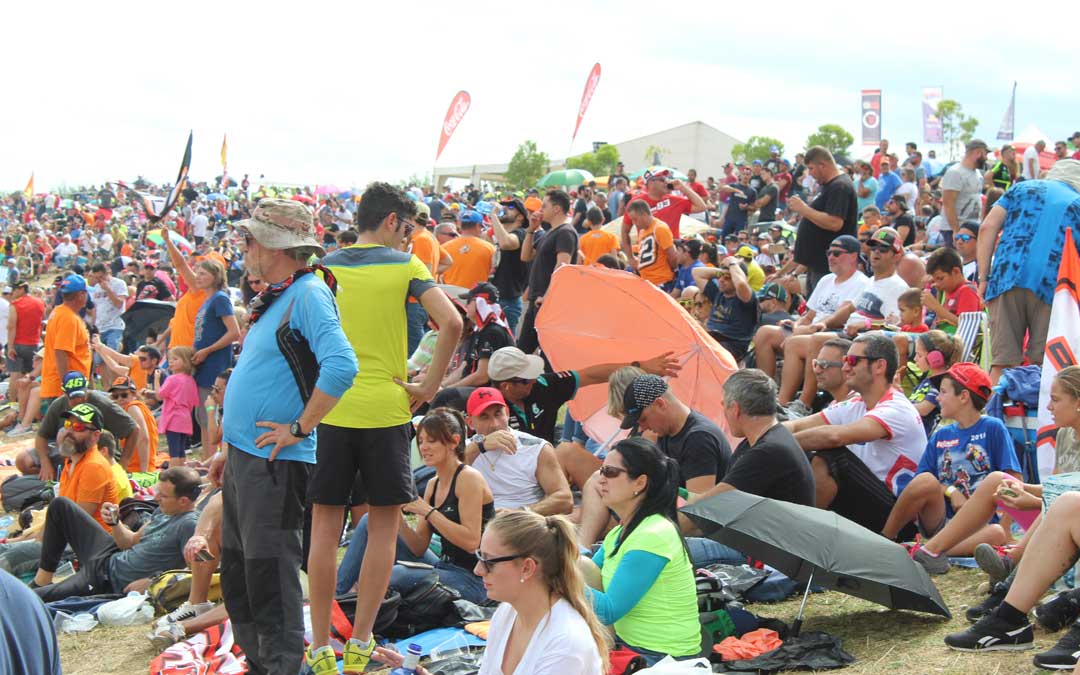 Ambiente en la pelouse 6 en la carrera dominical de Moto 3. / B. Severino