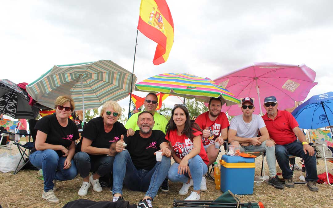 Alcañizanos ataviados con la camiseta del Motoclub Alcañiz en la pelouse 6. / B. Severino