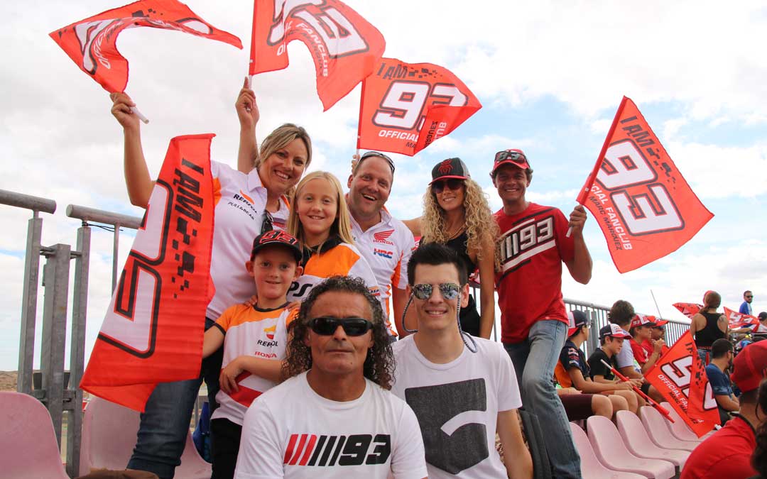 Aficionados de Cervera, el domingo, con el Fan Club de Márquez. / A. Monserrate