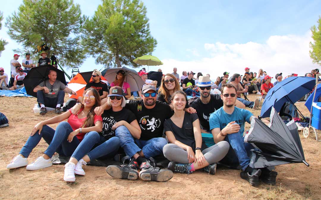 Aitor, Tamara y sus amigos de Zaragoza, el domingo en la pelouse 6. / A. Monserrate