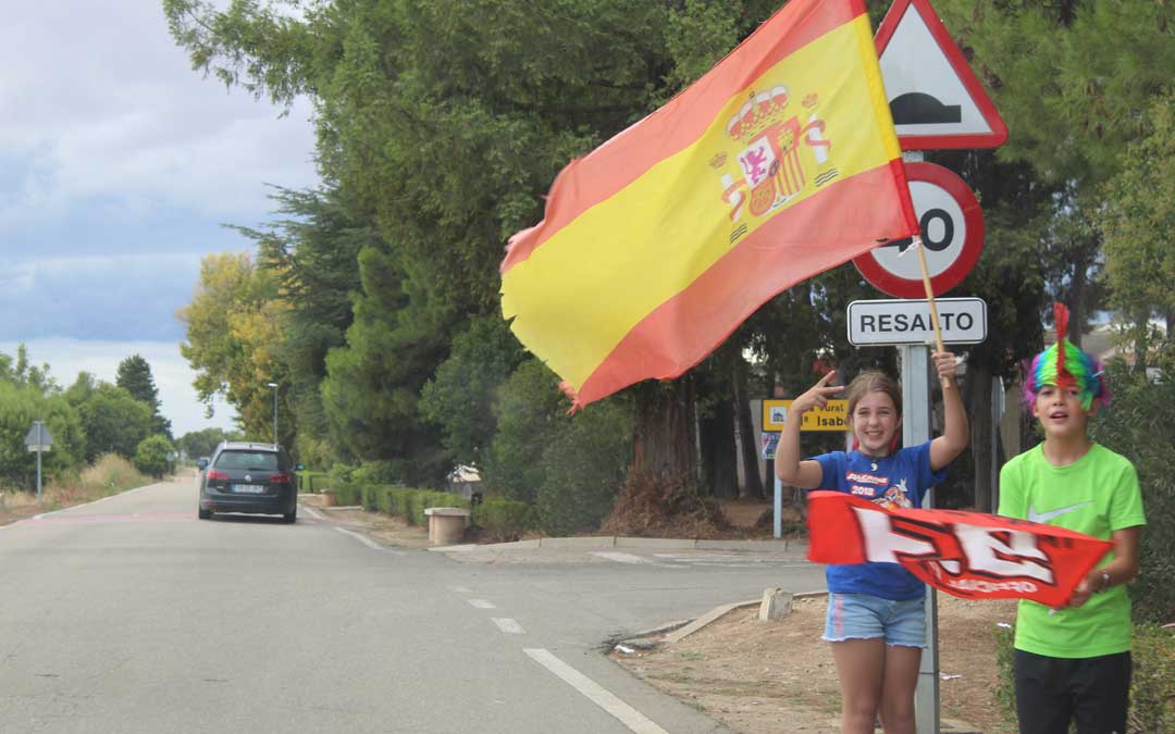 Especial despedida de los aficionados al paso por Puigmoreno. / B. Severino