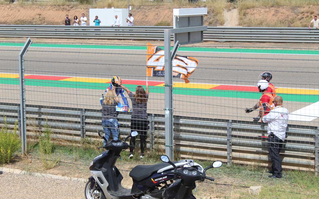Rins, recogiendo la bandera de sus fans tras la carrera. / B. Severino