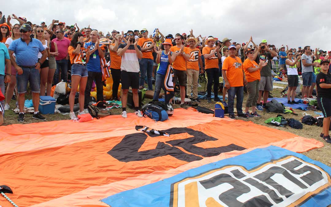 La pelouse 6, referencia del apoyo a Rins. / B. Severino
