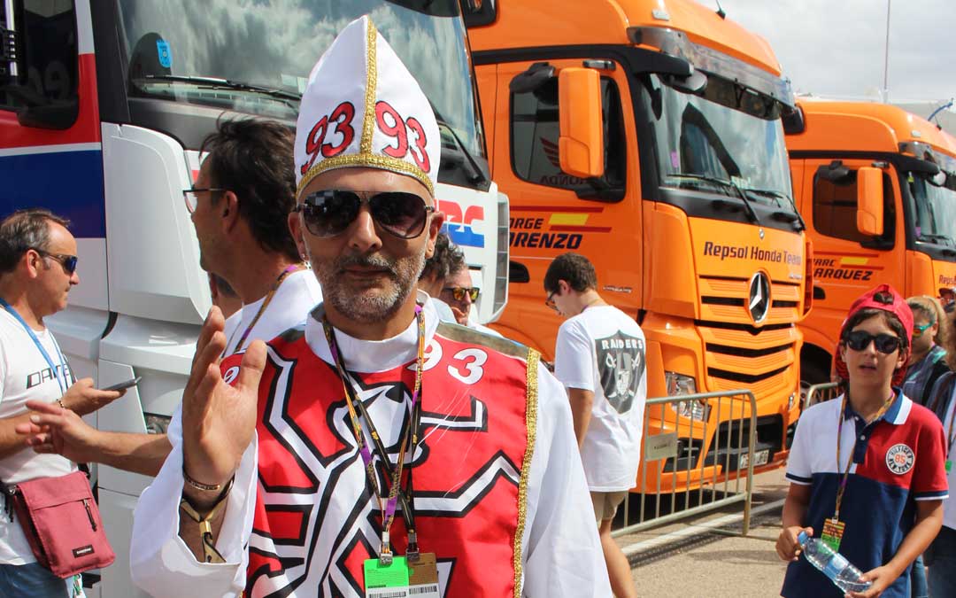Un colombiano que sigue a Márquez por el mundo, el domingo en el paddock. / L. Castel