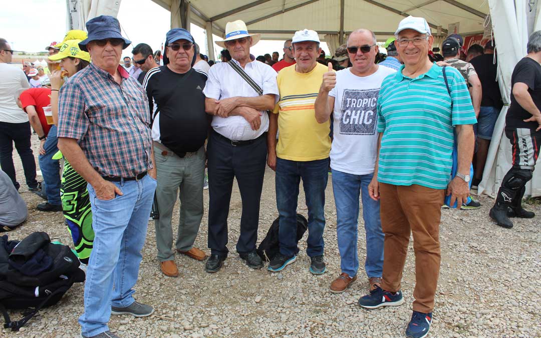 Algunos antiguos comisarios alcañizanos, en la pelouse 6. / B. Severino
