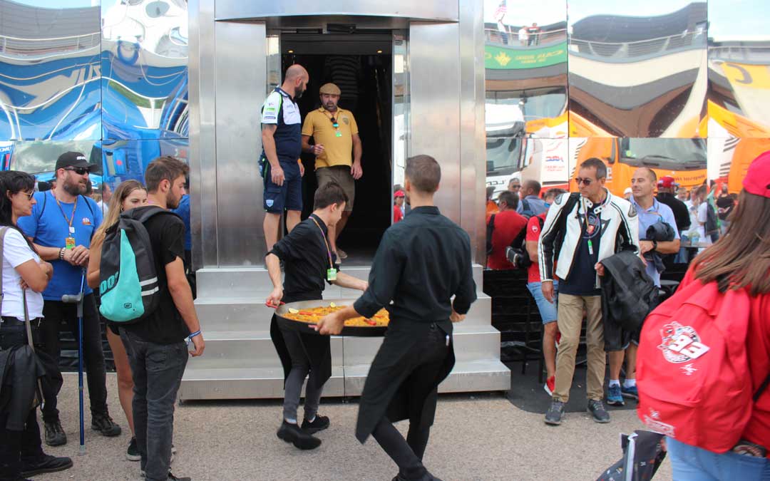 El traslado de una suculenta paella en el paddock de Motorland durante la celebración de Moto GP. / L. Castel