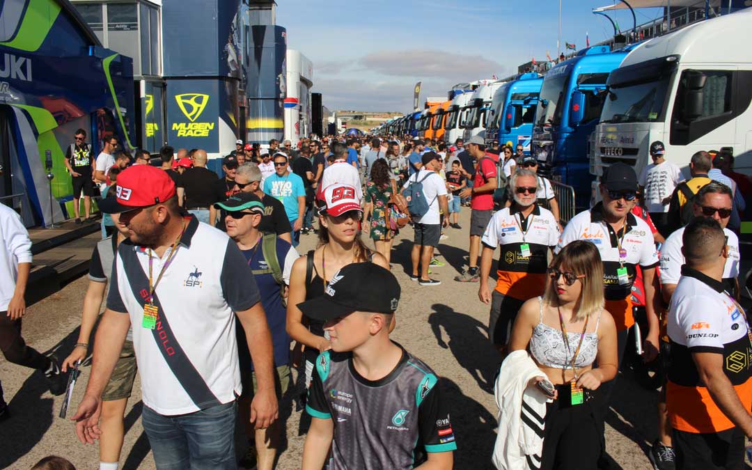 Ambiente de domingo en el paddock de Moto GP. / L. Castel