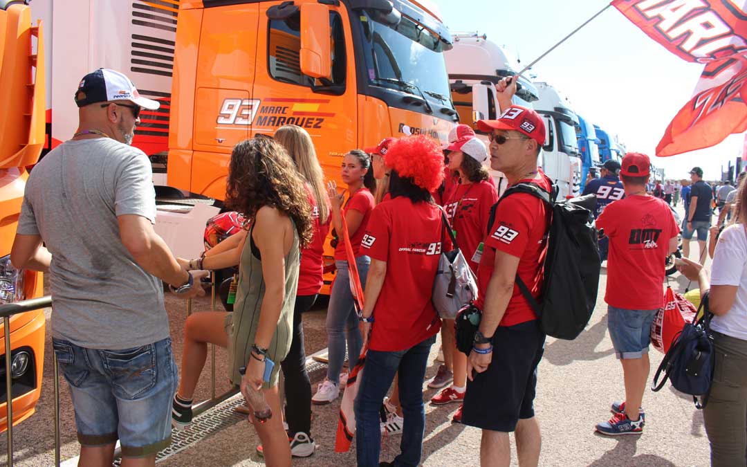 Esperando a Marc Márquez en el paddock el domingo. / L. Castel