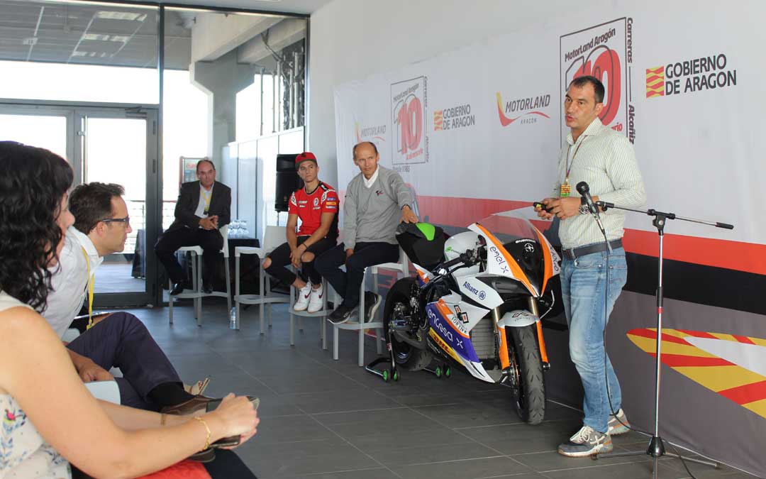 José María Riaño, Nicolas Goubert y Héctor Garzó, hablaron sobre movilidad eléctrica en la previa de MotoGP en la tarde de jueves en Motorland. Al fondo, el delegado territorial de DGA en Teruel. / B. Severino