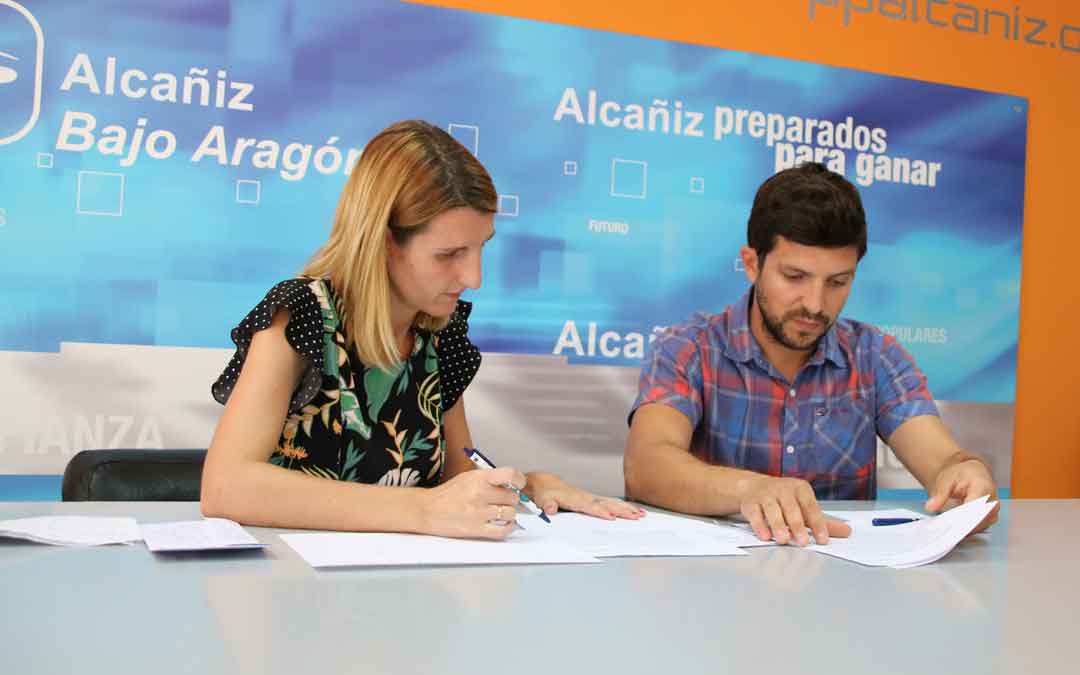 Anabel Fernández y Nacho Carbó, ediles del PP, ayer en rueda de prensa en la sede del partido./ Adrián Monserrate