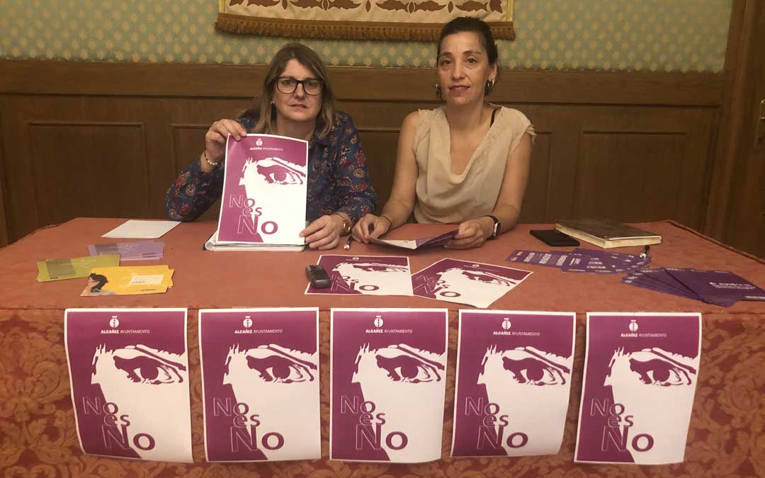 n Las concejales de Juventud y Educación, Susana Mene; y la edil de Participación Ciudadana e Igualdad, María Milián; este jueves en la rueda de prensa de presentación del punto violeta en el Ayuntamiento / L. Castel