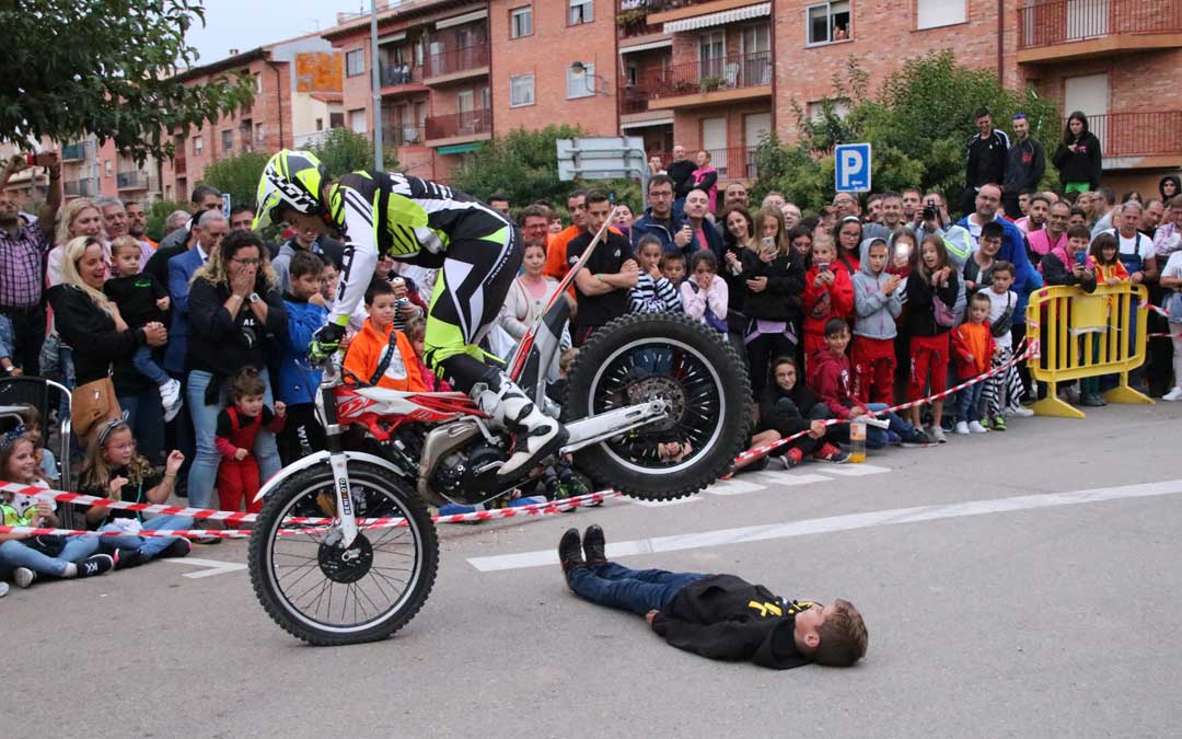 Salto de uno de los pilotos de Trial sobre un valiente alcorisano. // Esther Icart