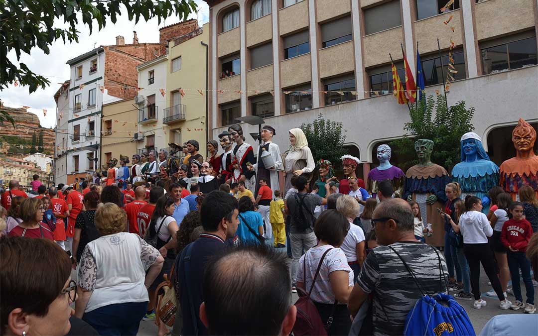 Plantada de Gigantes en la plaza Las Escuelas./ Comparsa de Gigantes de Alcorisa.