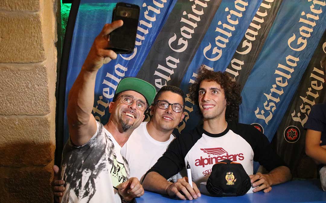 alex-rins-selfie-la-gruta-alcaniz-moto-gp