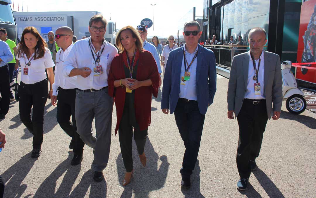 El vicepresidente de DGA, este domingo, conversando con la conjera de Presidencia y otras autoridades. / L. Castel