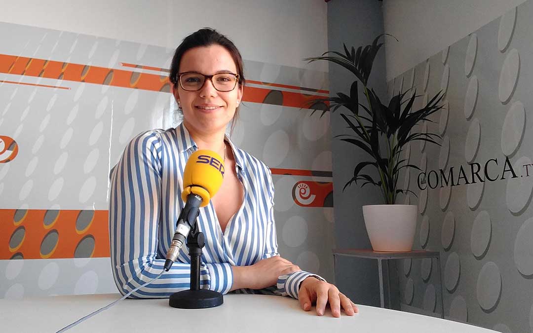Alicia Martín en el estudio de Radio La Comarca.